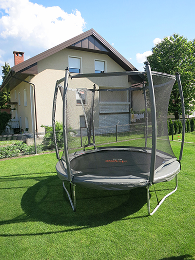 Trampoline vastzetten op tegels