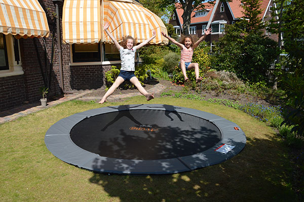 regels trampoline in tuin
