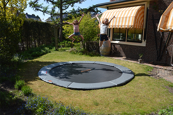 trampoline in de voortuin