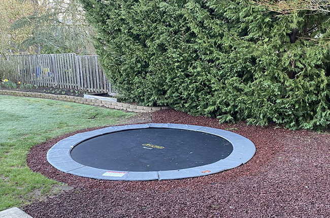 mythologie helikopter verzending Trampoline wegwerken in tuin